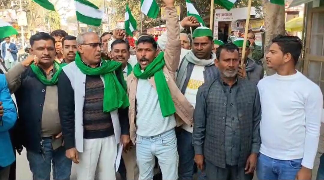 ओवरब्रिज निर्माण से बंद रास्ते पर किसानों-मजदूरों का आक्रोश, डीएम कार्यालय में प्रदर्शन