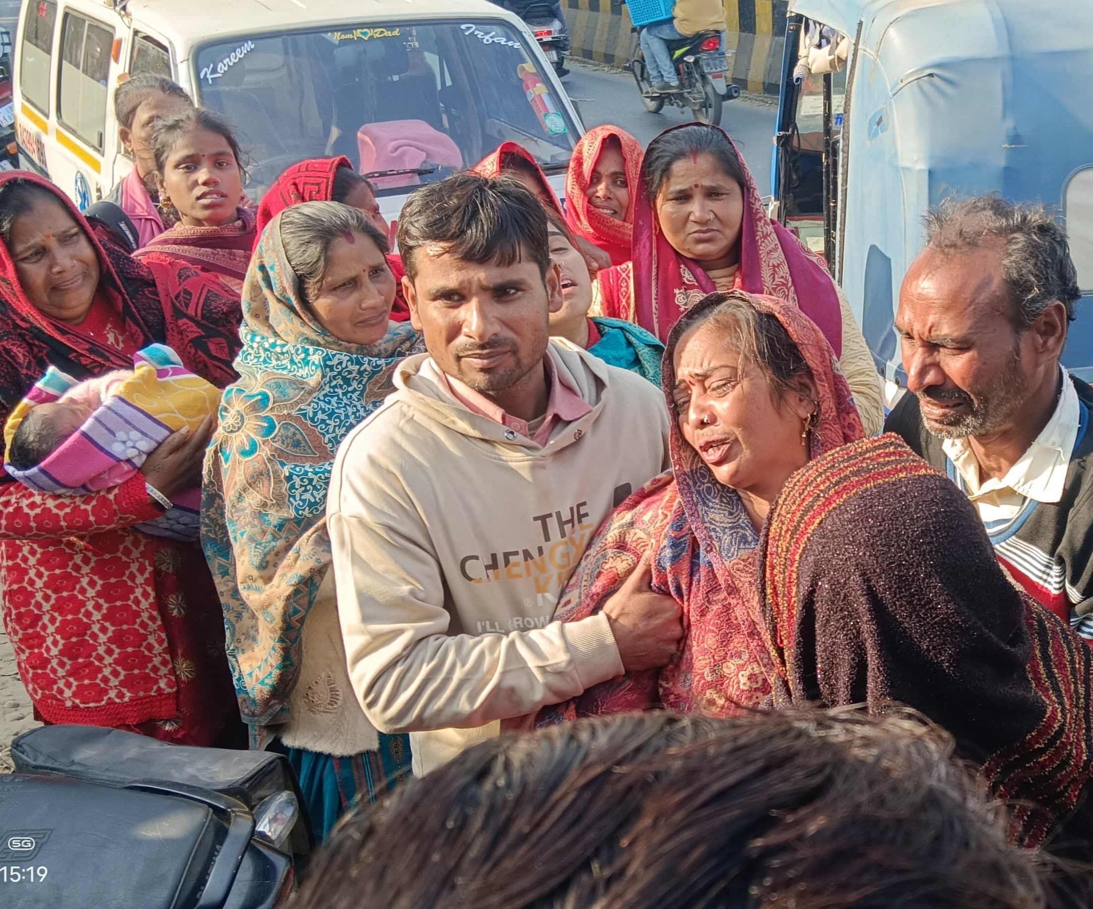 आरोपियों की गिरफ्तारी न होने से फूटा गुस्सा, पोस्टमार्टम हाउस पर परिजनों का धरना