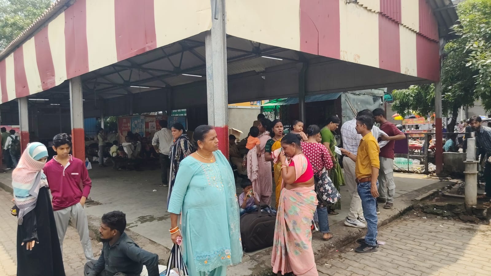 बरेली मे रक्षाबंधन पर रोडवेज बसों की कमी से यात्री परेशान, बस अड्डे पर महिलाओं और बच्चों की भारी भीड